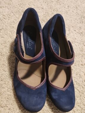 NWOB Earthies Lucca Navy Suede Mary Jane Pumps with Contrast Trim